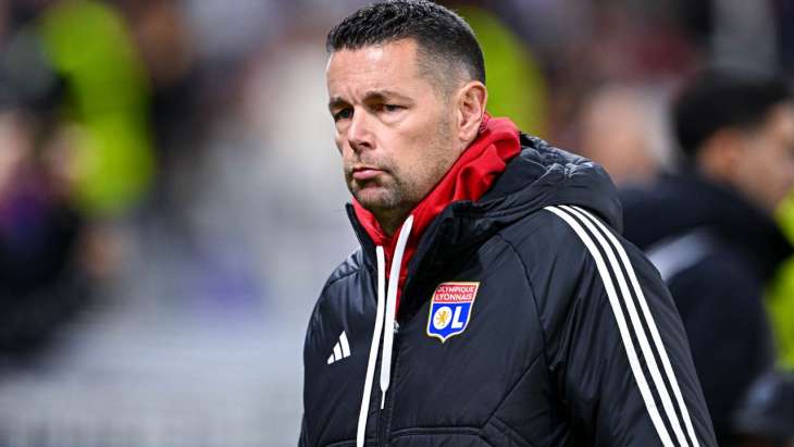 Pierre Sage fait la moue devant son OL