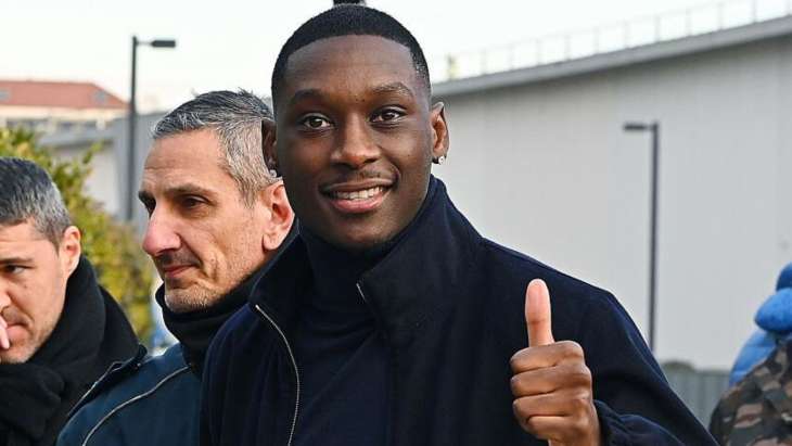 Randal Kolo Muani le pouce levé lors de son arrivée à la Juventus Turin.