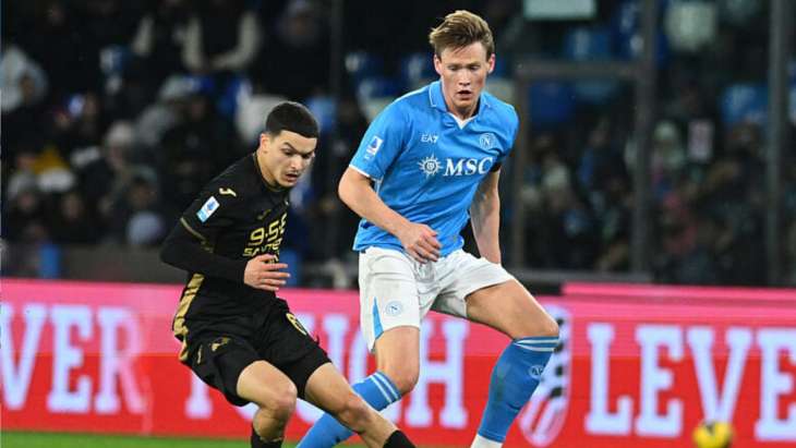 Reda Belahyane, joueur de l'Hellas Vérone, ici au duel lors d'un match face au Napoli.