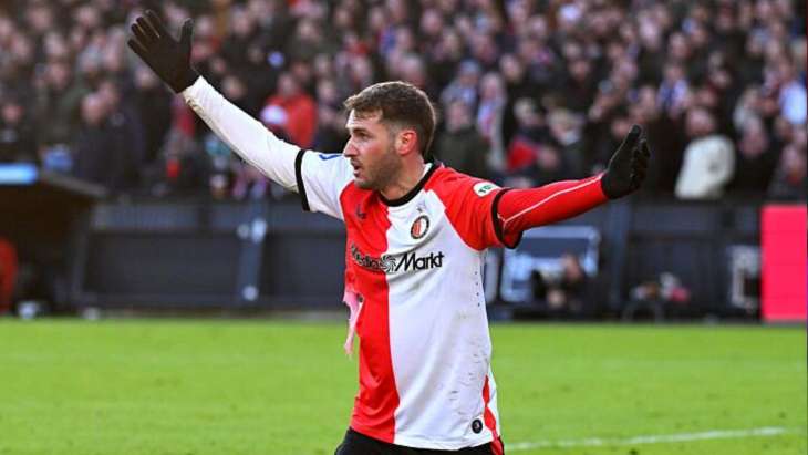 Santiago Giemenez en train de protester avec le maillot du Feyenoord Rotterdam.