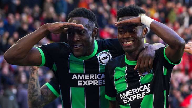 Simon Adingra (à droite) célébrant un but avec son équipe de Brighton.