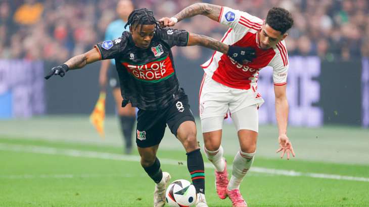 Sontje Hansen (à gauche) ici au duel lors d'un match face à l'Ajax Amsterdam.