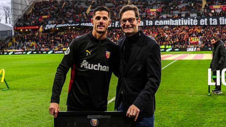 Florian Sotoca et Joseph Oughourlian devant les photographes au RC Lens.