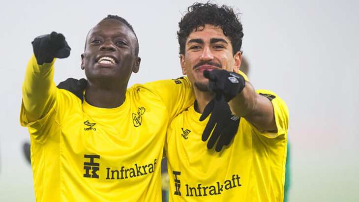 Timothy Noor Ouma, le joueur d'Elfsborg, en train de célébrer avec un coéquipier.