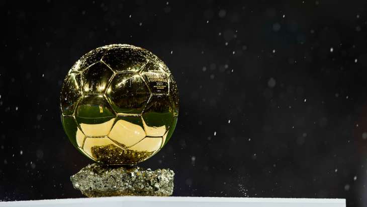 Le trophée du Ballon d'or mouillé