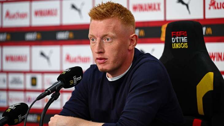 Will Still en conférence de presse avec le RC Lens