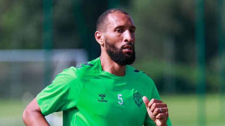 Yunis Abdelhamid, le défenseur de l'ASSE, le regard noir.
